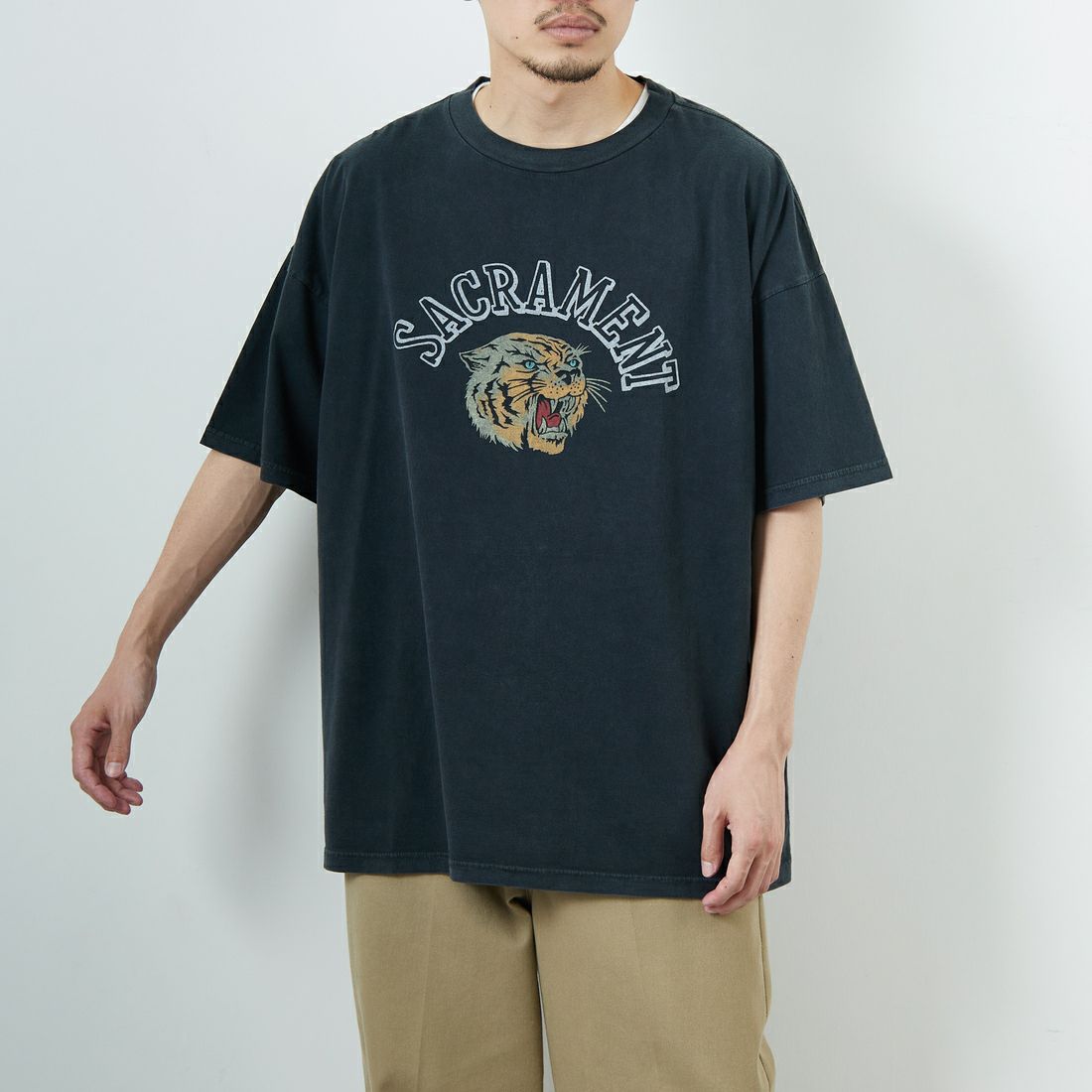 REMI RELIEF [レミレリーフ] 別注 ビッグプリントTシャツ SACRAMENT [RN28369286-JF] BLACK &&モデル身長：168cm 着用サイズ：M&&
