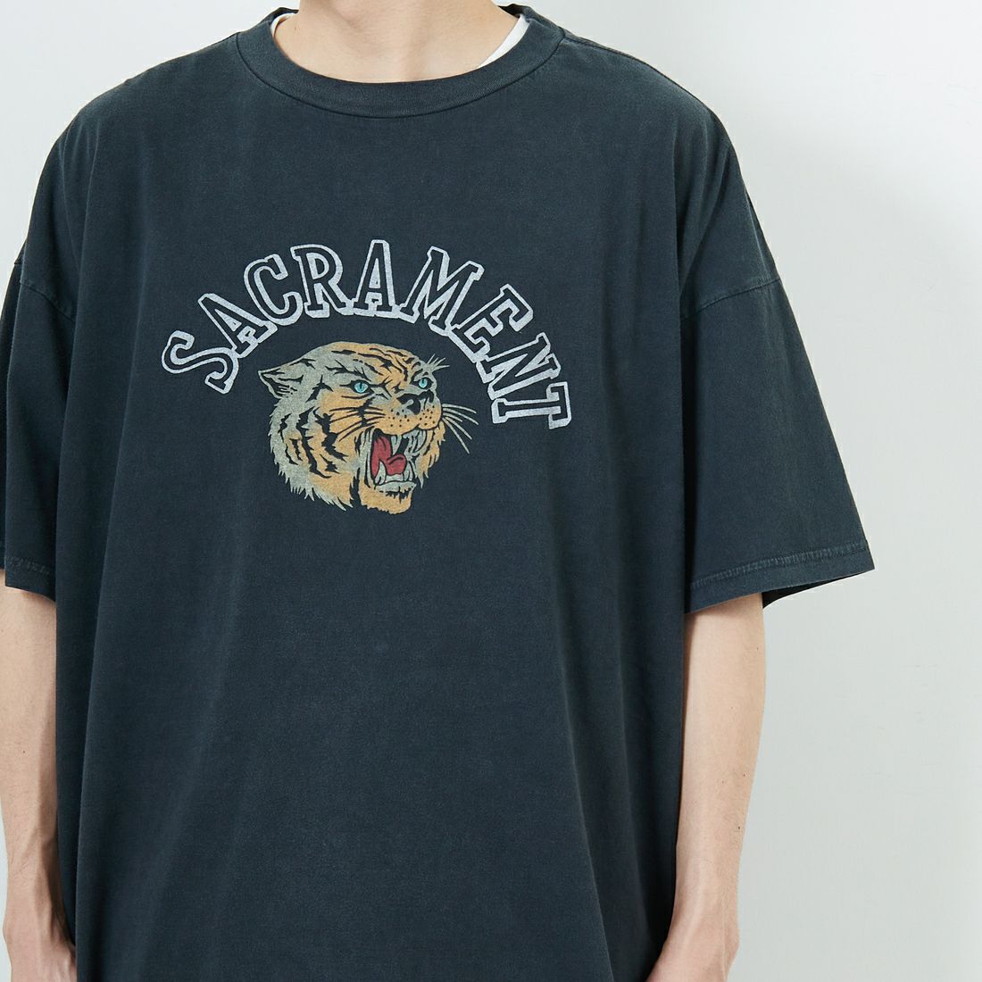 REMI RELIEF [レミレリーフ] 別注 ビッグプリントTシャツ SACRAMENT [RN28369286-JF] BLACK &&モデル身長：168cm 着用サイズ：M&&