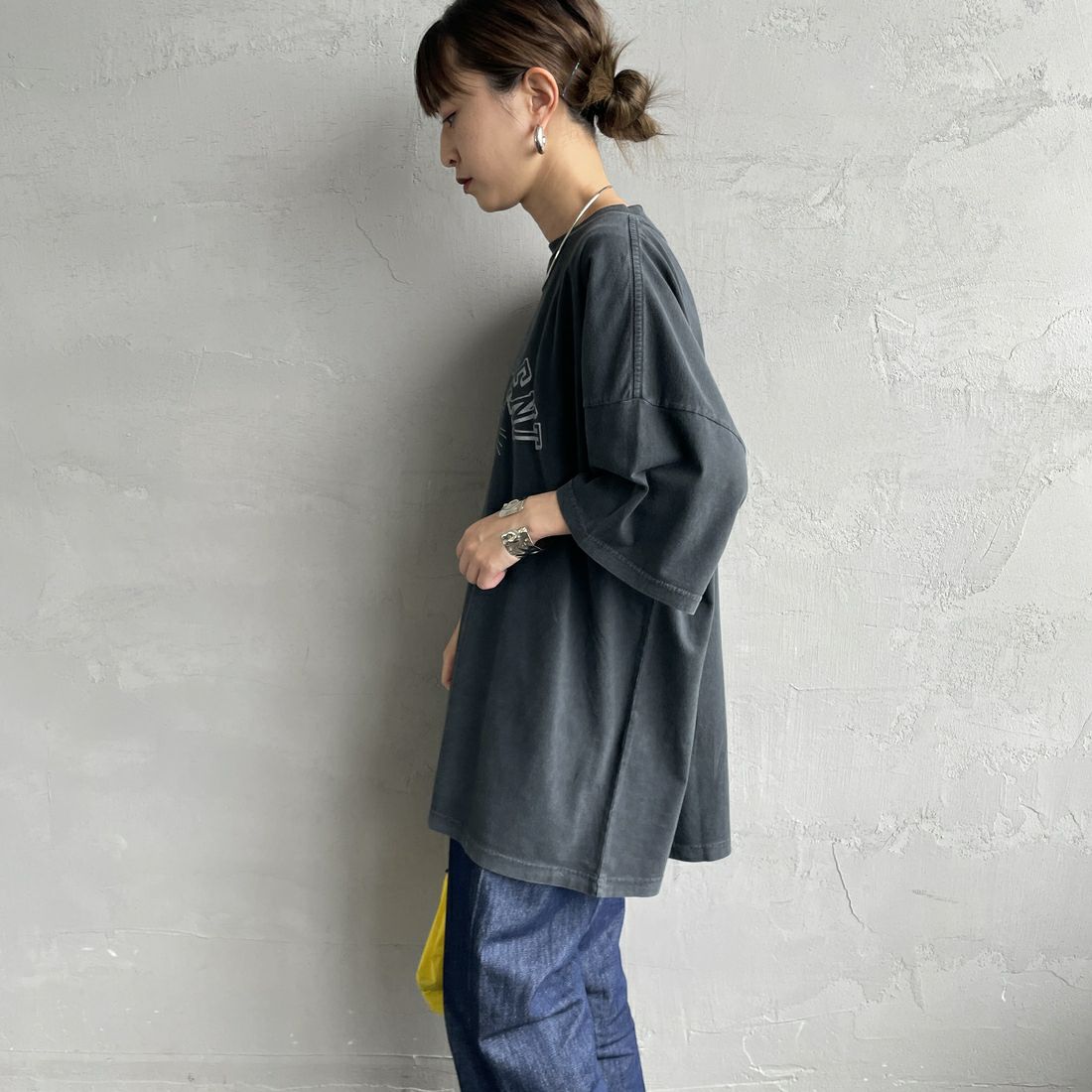 REMI RELIEF [レミレリーフ] 別注 ビッグプリントTシャツ SACRAMENT [RN28369286-JF] BLACK &&モデル身長：150cm 着用サイズ：S&&