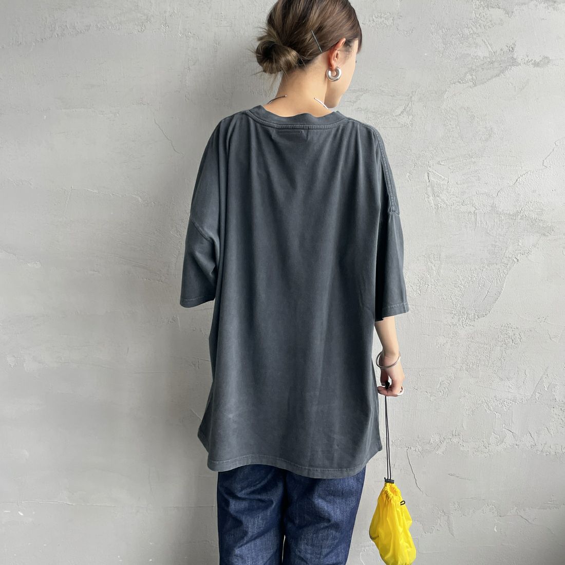 REMI RELIEF [レミレリーフ] 別注 ビッグプリントTシャツ SACRAMENT [RN28369286-JF] BLACK &&モデル身長：150cm 着用サイズ：S&&