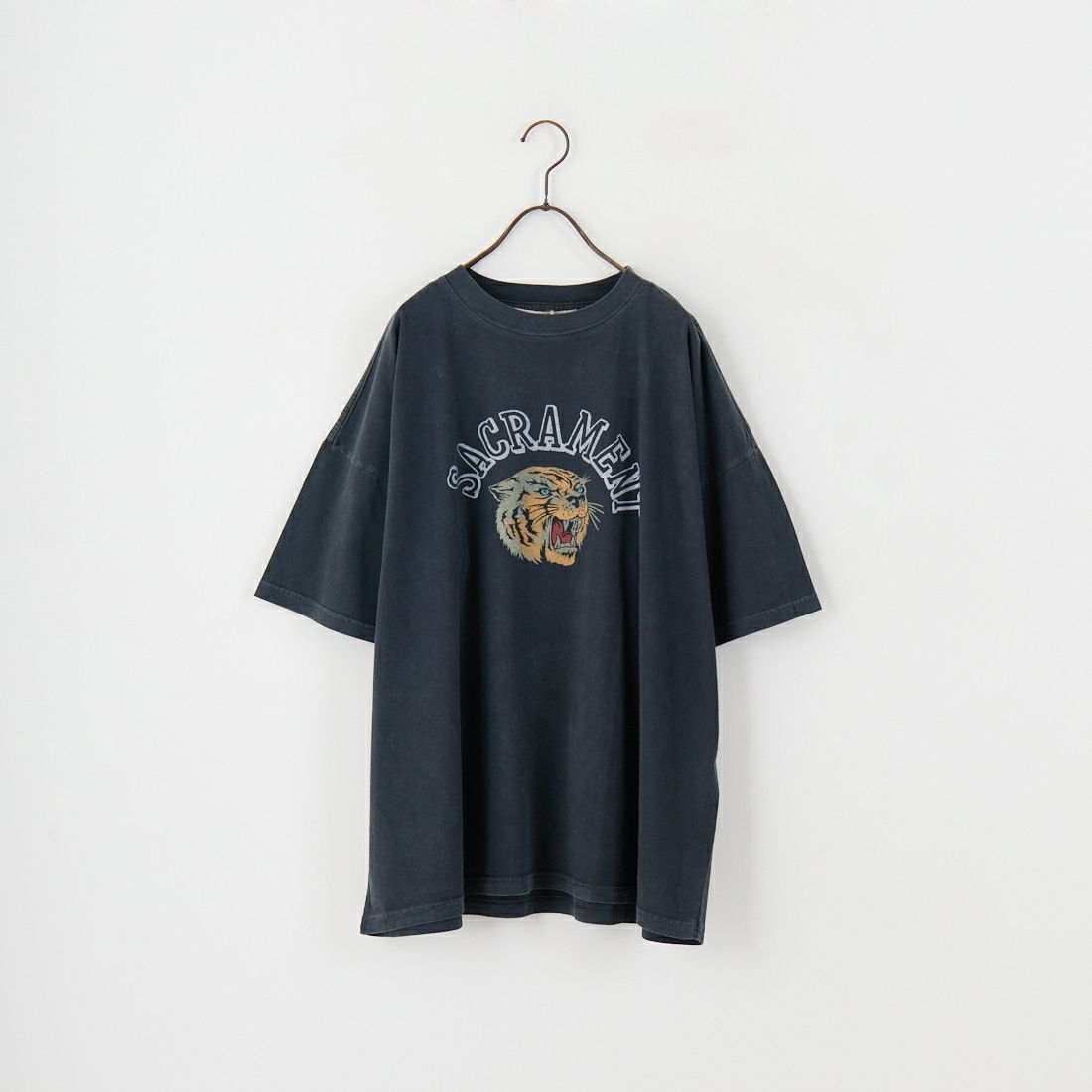 REMI RELIEF [レミレリーフ] 別注 ビッグプリントTシャツ SACRAMENT [RN28369286-JF] BLACK