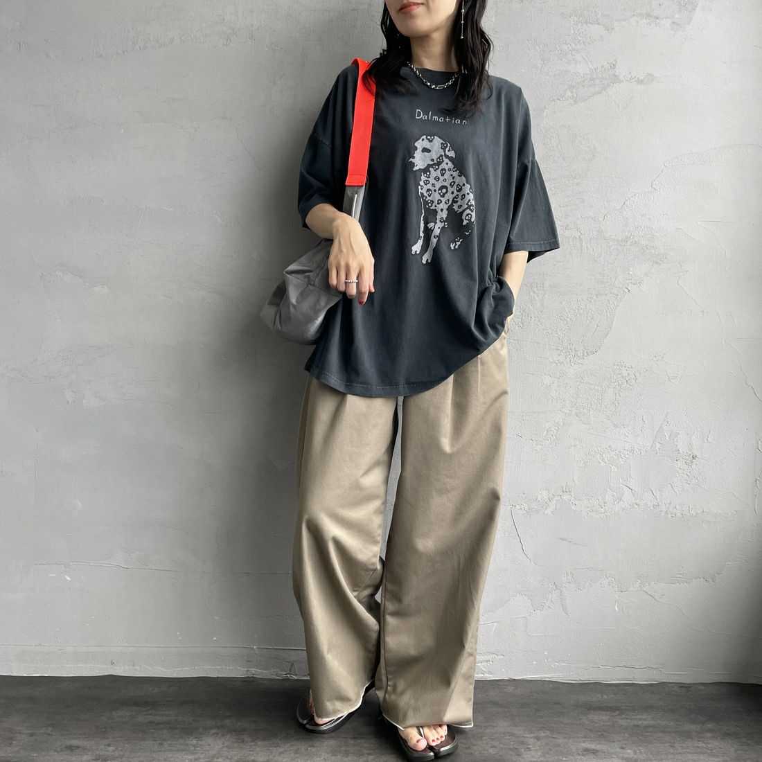 REMI RELIEF [レミレリーフ] 別注 ビッグプリントTシャツ DOG [RN28369287-JF] BLACK &&モデル身長：160cm 着用サイズ：S&&