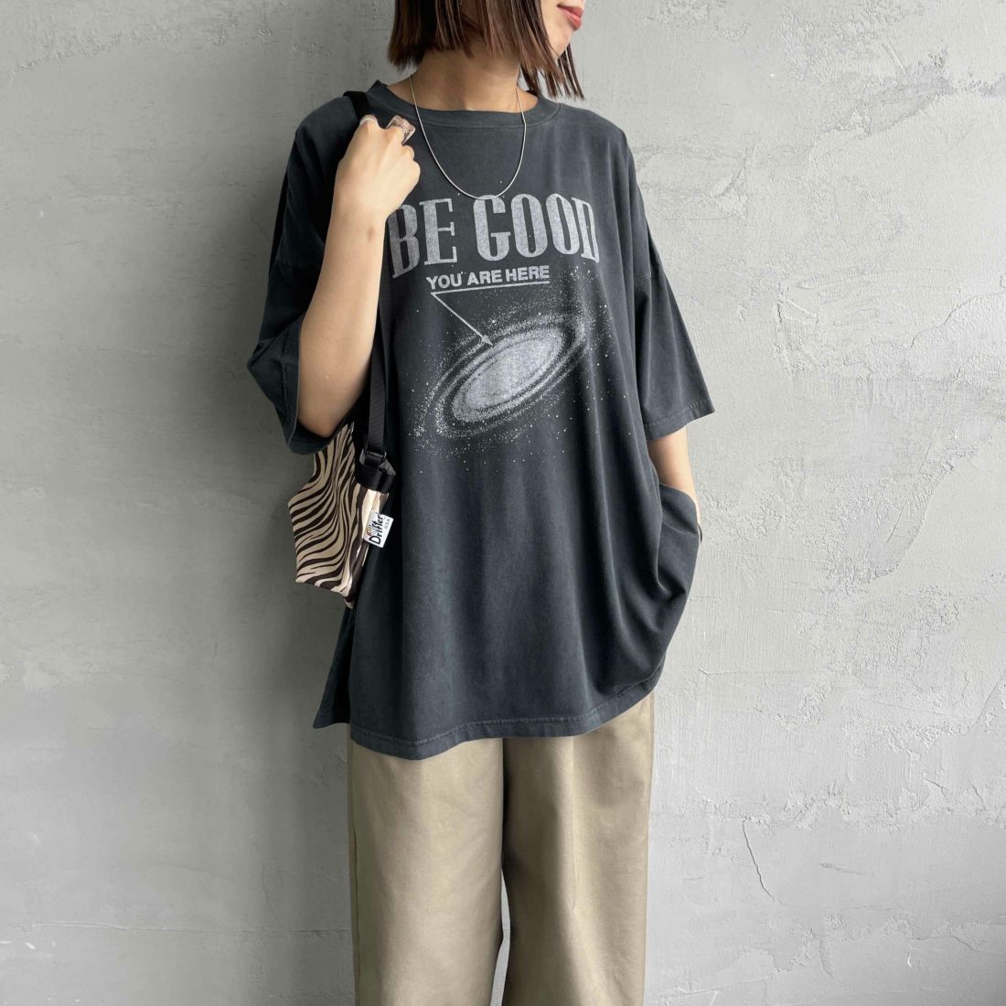 REMI RELIEF [レミレリーフ] 別注 ビッグプリントTシャツ BE GOOD [RN28369293-JF] BLACK &&モデル身長：159cm 着用サイズ：S&&