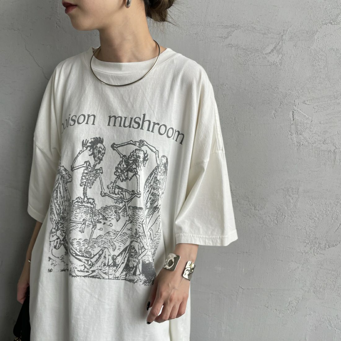 REMI RELIEF [レミレリーフ] 別注 ビッグプリントTシャツ POISON MUSHROOM [RN28369296-JF] OFF WHITE &&モデル身長：150cm 着用サイズ：S&&