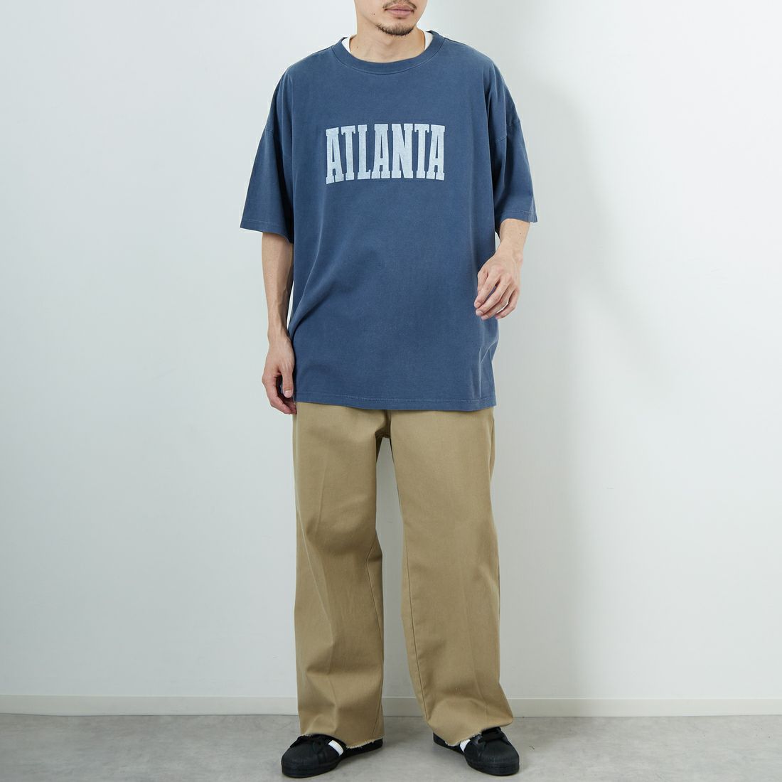 REMI RELIEF [レミレリーフ] 別注 ビッグプリントTシャツ ATLANTA [RN28369302-JF] NAVY &&モデル身長：168cm 着用サイズ：M&&