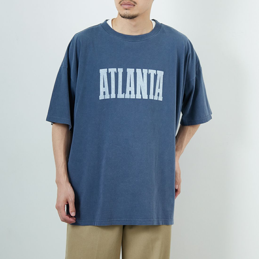 REMI RELIEF [レミレリーフ] 別注 ビッグプリントTシャツ ATLANTA [RN28369302-JF] NAVY &&モデル身長：168cm 着用サイズ：M&&