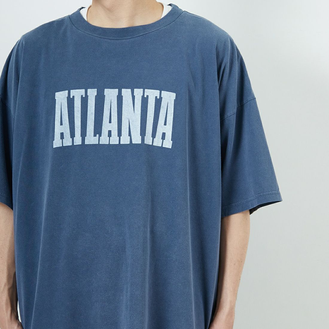 REMI RELIEF [レミレリーフ] 別注 ビッグプリントTシャツ ATLANTA [RN28369302-JF] NAVY &&モデル身長：168cm 着用サイズ：M&&