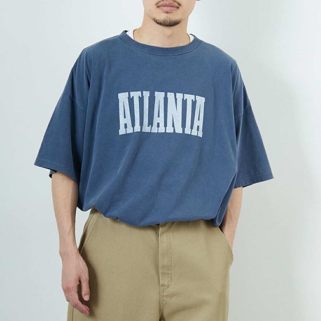 REMI RELIEF [レミレリーフ] 別注 ビッグプリントTシャツ ATLANTA [RN28369302-JF] NAVY &&モデル身長：168cm 着用サイズ：M&&