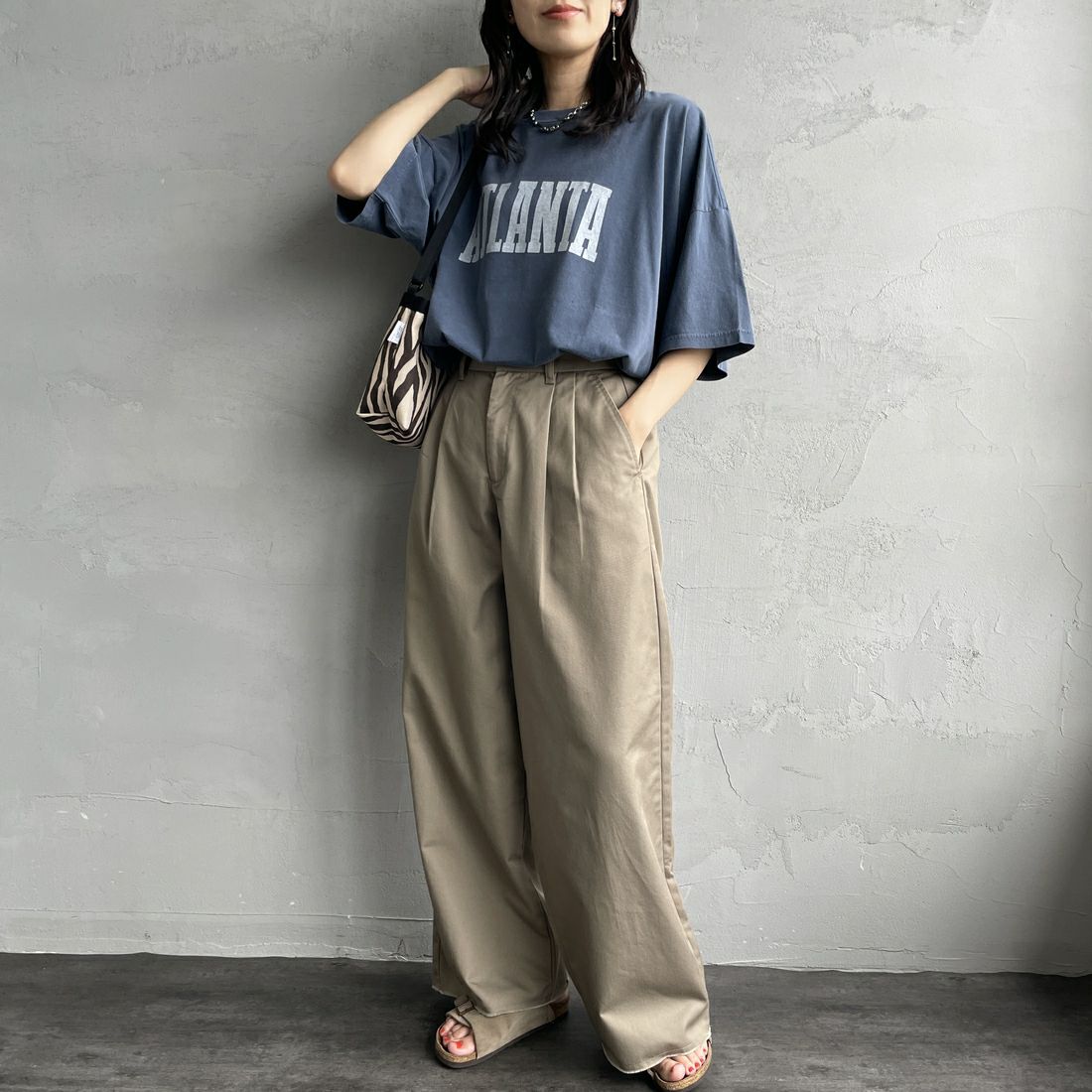 REMI RELIEF [レミレリーフ] 別注 ビッグプリントTシャツ ATLANTA [RN28369302-JF] NAVY &&モデル身長：160cm 着用サイズ：S&&