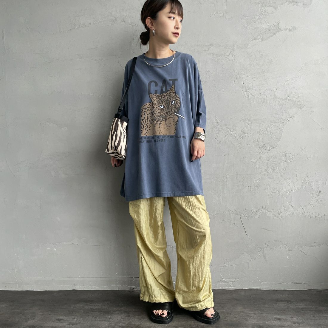 REMI RELIEF [レミレリーフ] 別注 ビッグプリントTシャツ I NEED [RN28369303-JF] NAVY &&モデル身長：150cm 着用サイズ：S&&