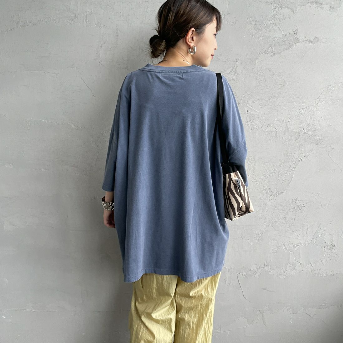 REMI RELIEF [レミレリーフ] 別注 ビッグプリントTシャツ I NEED [RN28369303-JF] NAVY &&モデル身長：150cm 着用サイズ：S&&