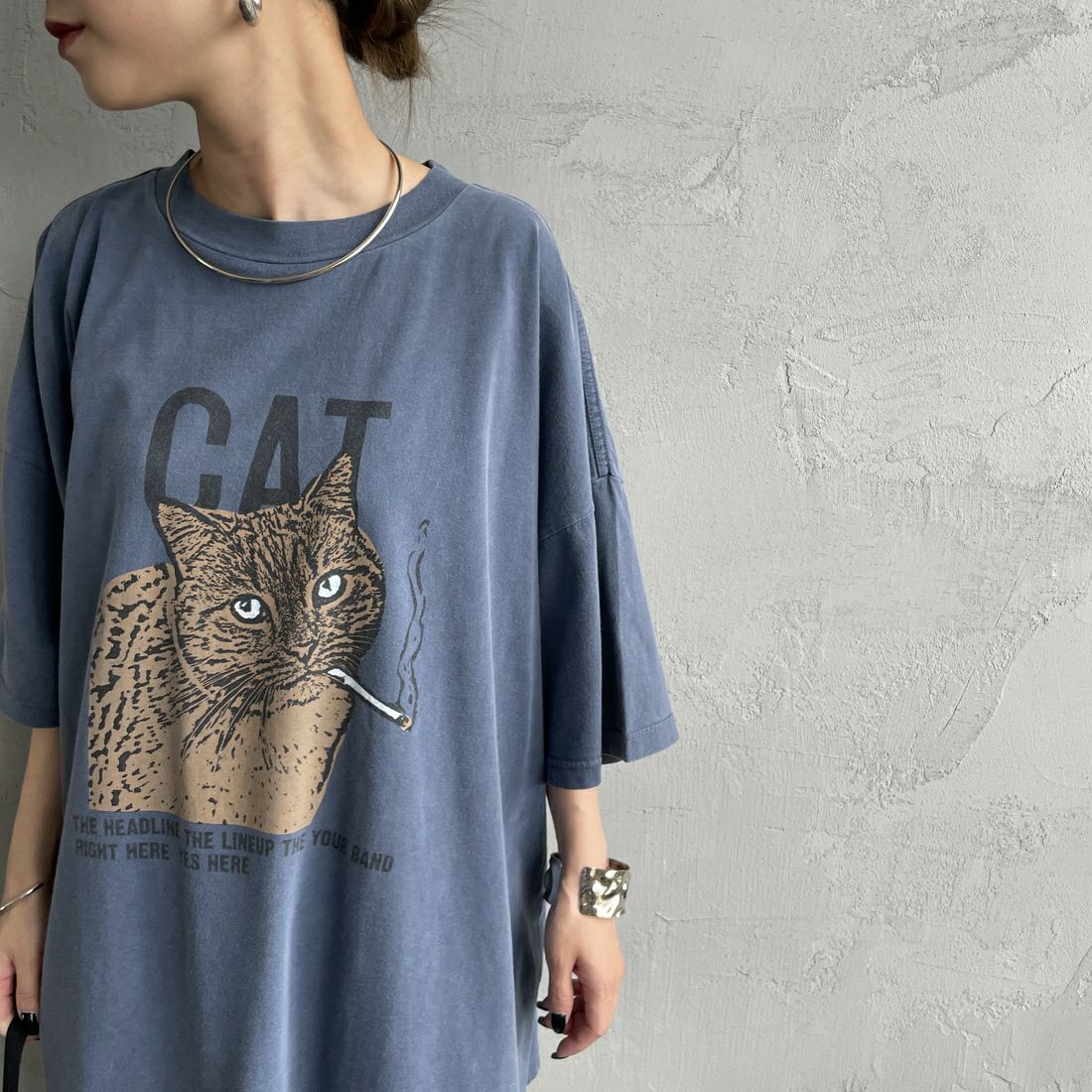 REMI RELIEF [レミレリーフ] 別注 ビッグプリントTシャツ I NEED [RN28369303-JF] NAVY &&モデル身長：150cm 着用サイズ：S&&