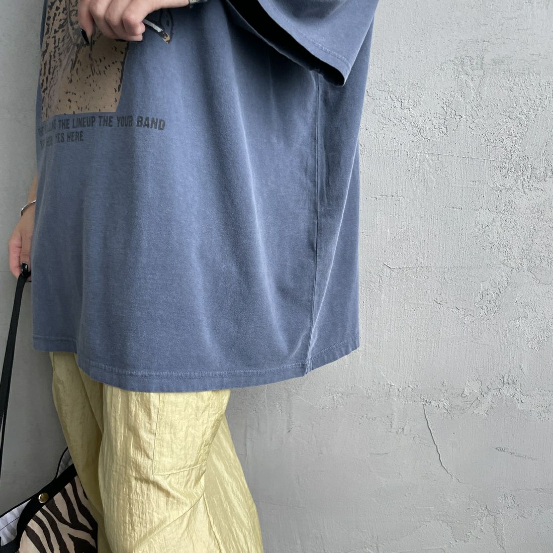 REMI RELIEF [レミレリーフ] 別注 ビッグプリントTシャツ I NEED [RN28369303-JF] NAVY &&モデル身長：150cm 着用サイズ：S&&