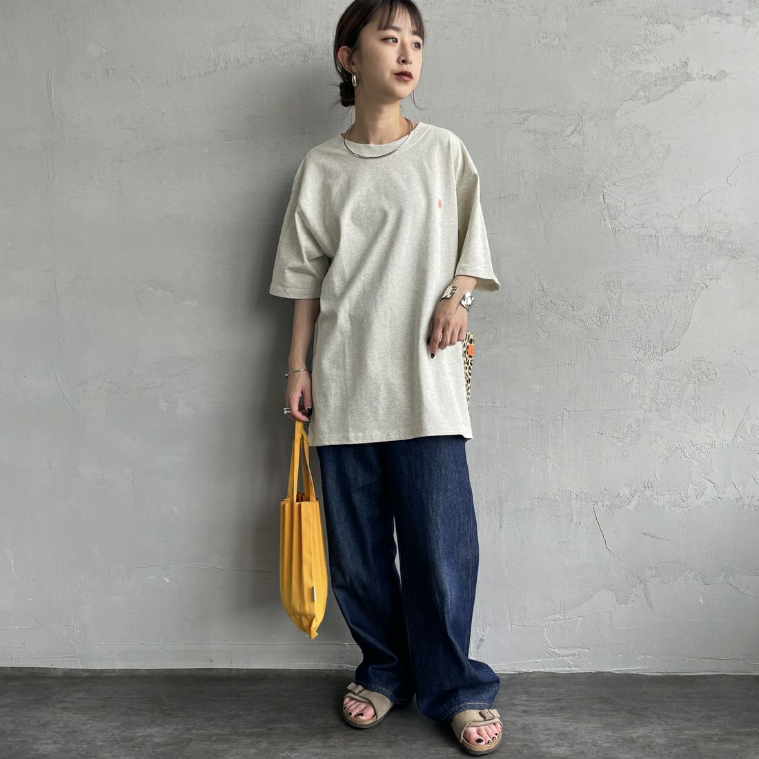 UNIVERSAL OVERALL [ユニバーサルオーバーオール] 別注 レオパード柄 カバーオールTシャツ [U2511283IN-JF] OATMEAL &&モデル身長：150cm 着用サイズ：S&&