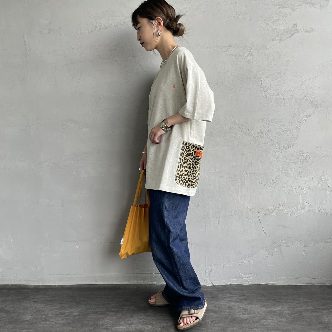 UNIVERSAL OVERALL [ユニバーサルオーバーオール] 別注 レオパード柄 カバーオールTシャツ [U2511283IN-JF] OATMEAL &&モデル身長：150cm 着用サイズ：S&&