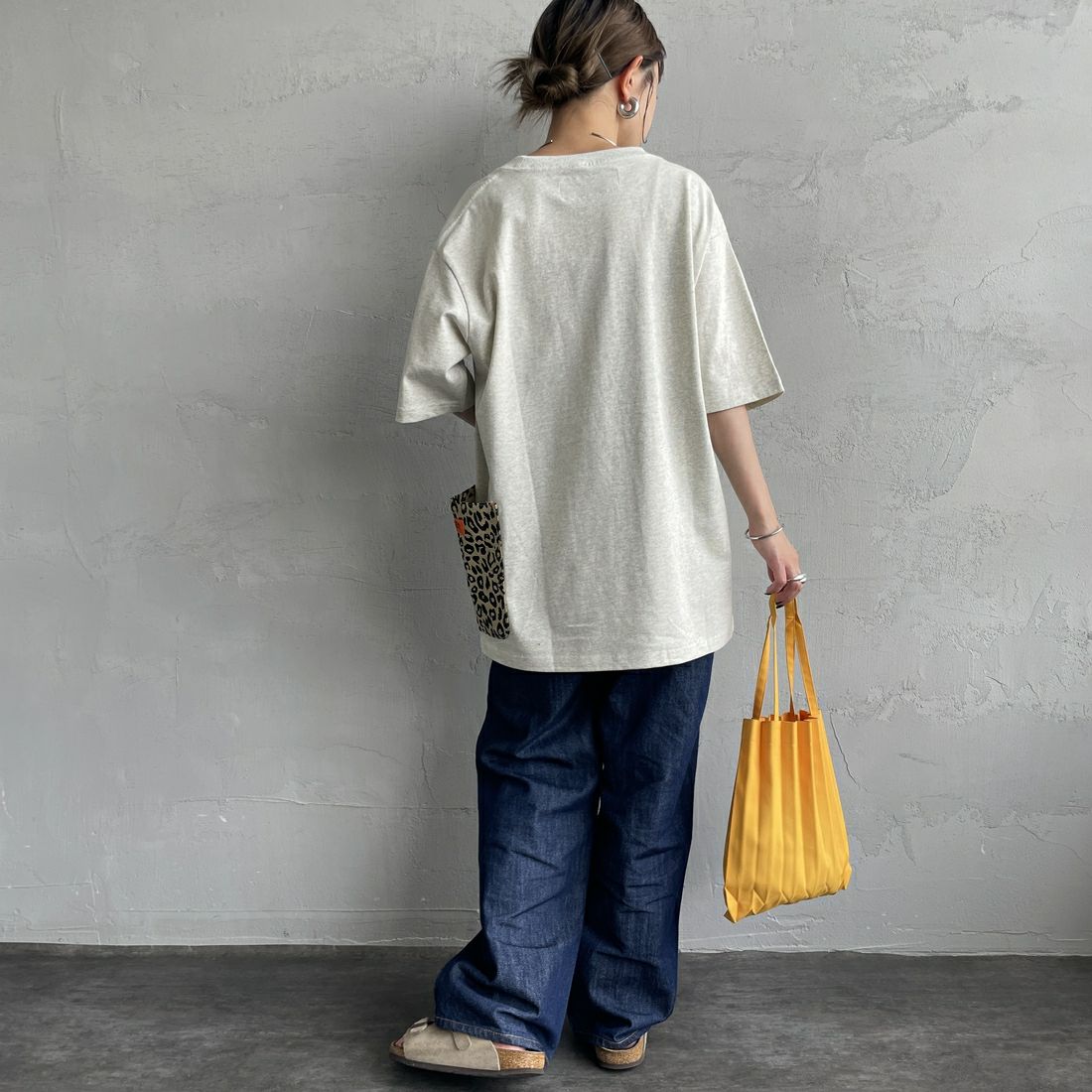 UNIVERSAL OVERALL [ユニバーサルオーバーオール] 別注 レオパード柄 カバーオールTシャツ [U2511283IN-JF] OATMEAL &&モデル身長：150cm 着用サイズ：S&&