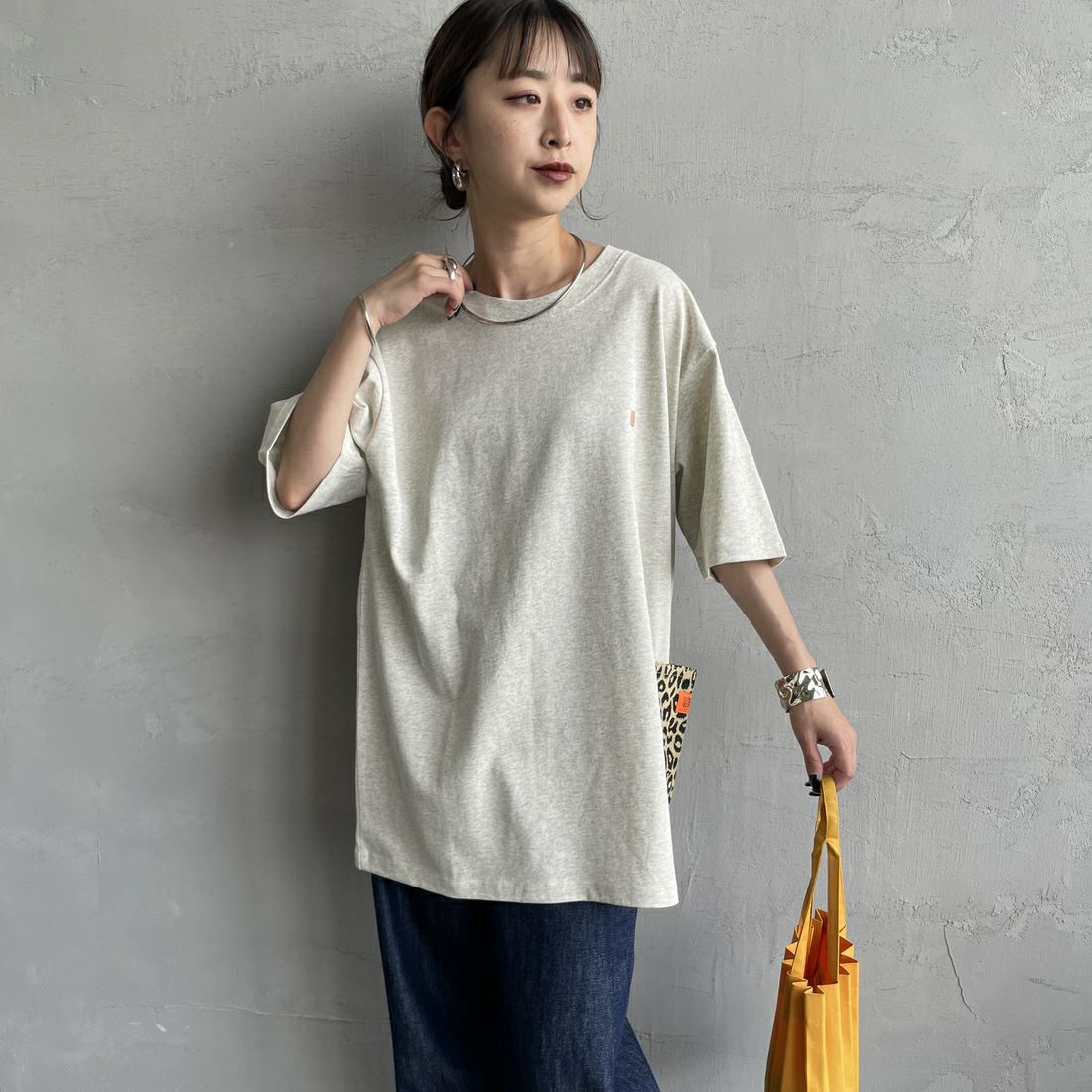 UNIVERSAL OVERALL [ユニバーサルオーバーオール] 別注 レオパード柄 カバーオールTシャツ [U2511283IN-JF] OATMEAL &&モデル身長：150cm 着用サイズ：S&&