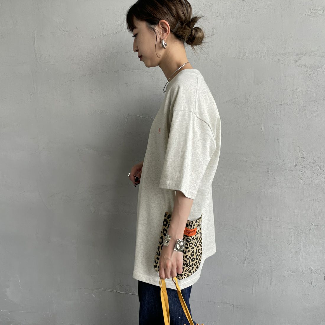 UNIVERSAL OVERALL [ユニバーサルオーバーオール] 別注 レオパード柄 カバーオールTシャツ [U2511283IN-JF] OATMEAL &&モデル身長：150cm 着用サイズ：S&&