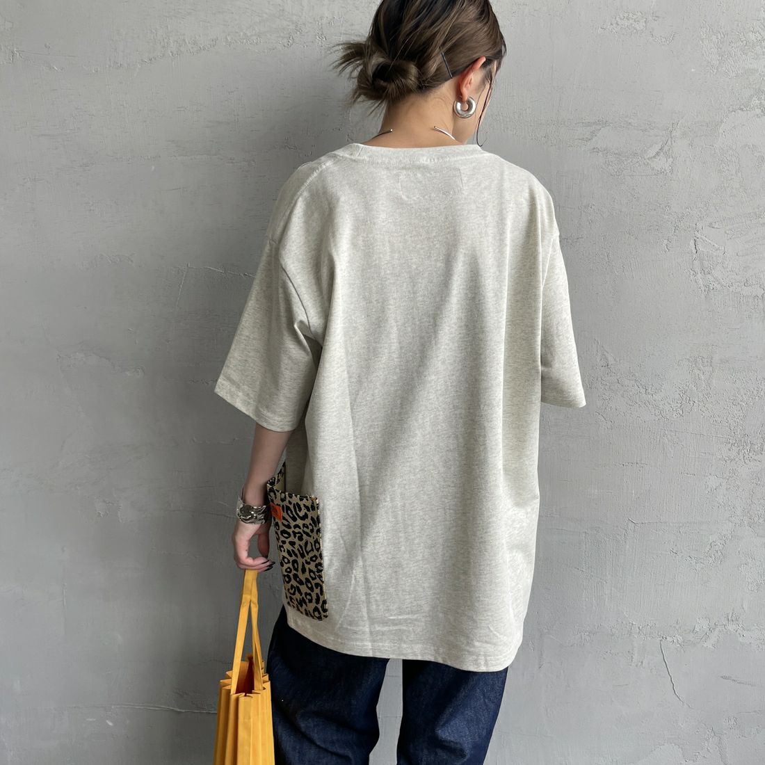 UNIVERSAL OVERALL [ユニバーサルオーバーオール] 別注 レオパード柄 カバーオールTシャツ [U2511283IN-JF] OATMEAL &&モデル身長：150cm 着用サイズ：S&&