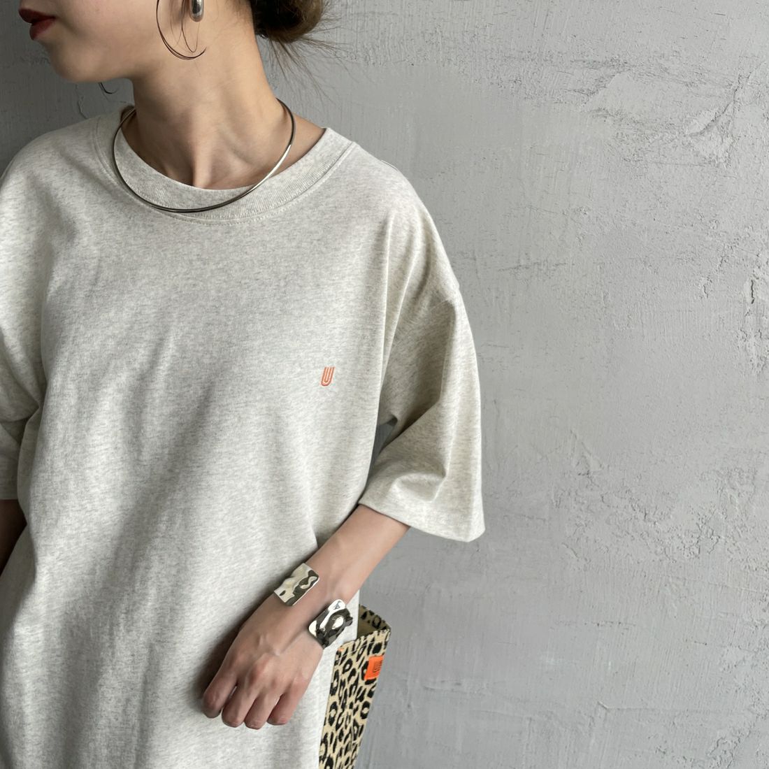 UNIVERSAL OVERALL [ユニバーサルオーバーオール] 別注 レオパード柄 カバーオールTシャツ [U2511283IN-JF] OATMEAL &&モデル身長：150cm 着用サイズ：S&&