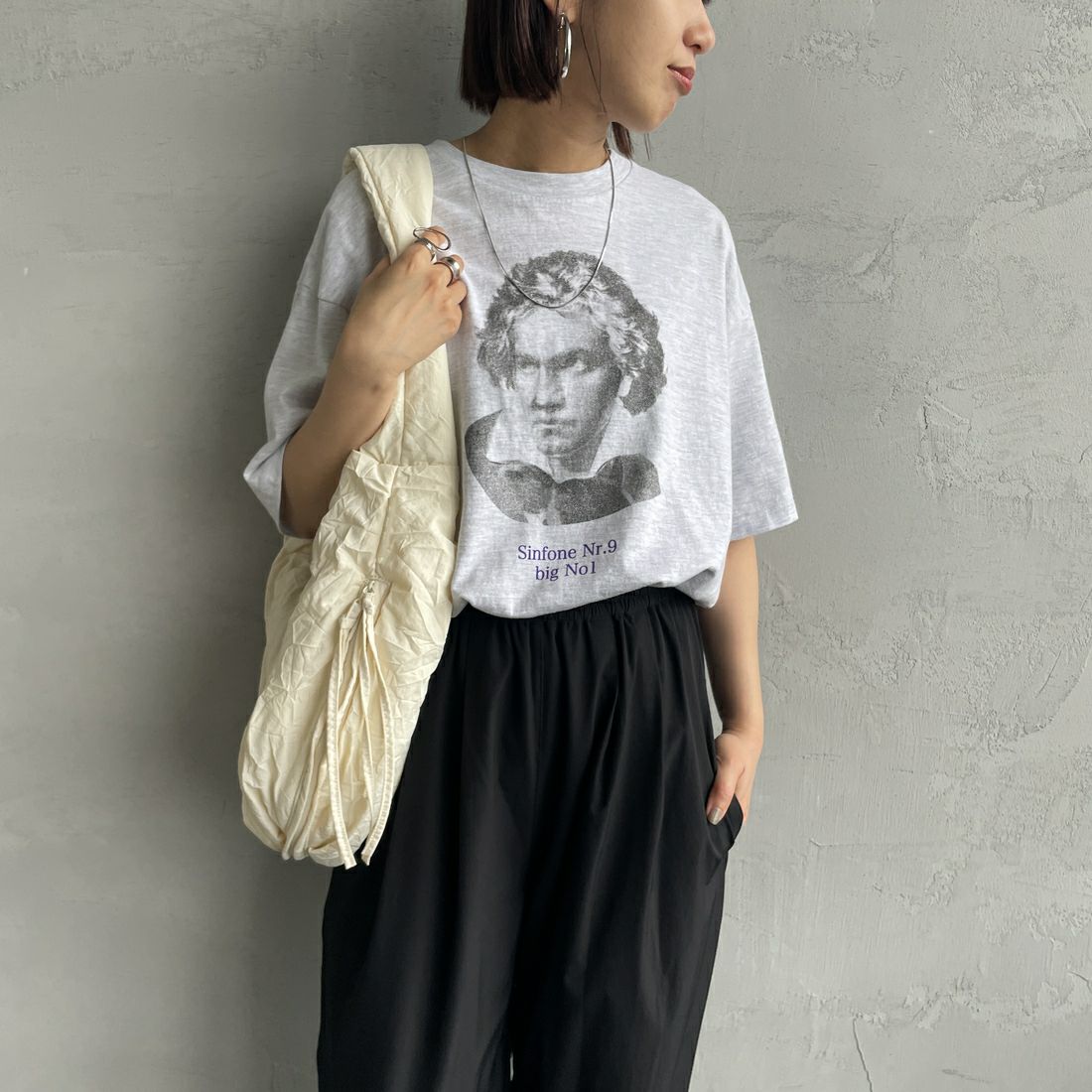 SCREEN STARS [スクリーンスターズ] 別注 コンポーザーズプリントTシャツ [2522-SSBTGRIN-JF] ASH &&モデル身長：159cm 着用サイズ：F&&