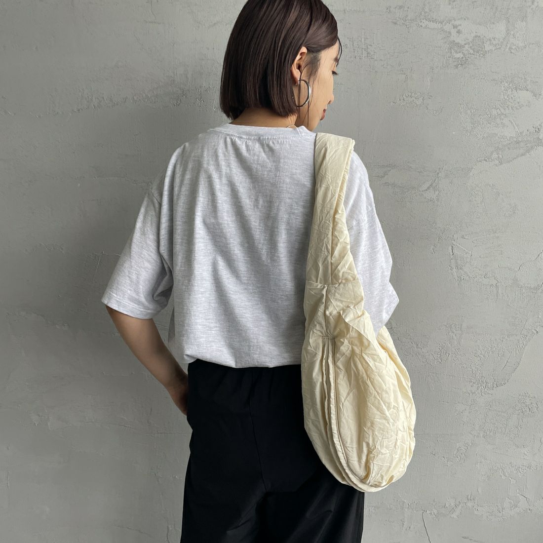 SCREEN STARS [スクリーンスターズ] 別注 コンポーザーズプリントTシャツ [2522-SSBTGRIN-JF] ASH &&モデル身長：159cm 着用サイズ：F&&