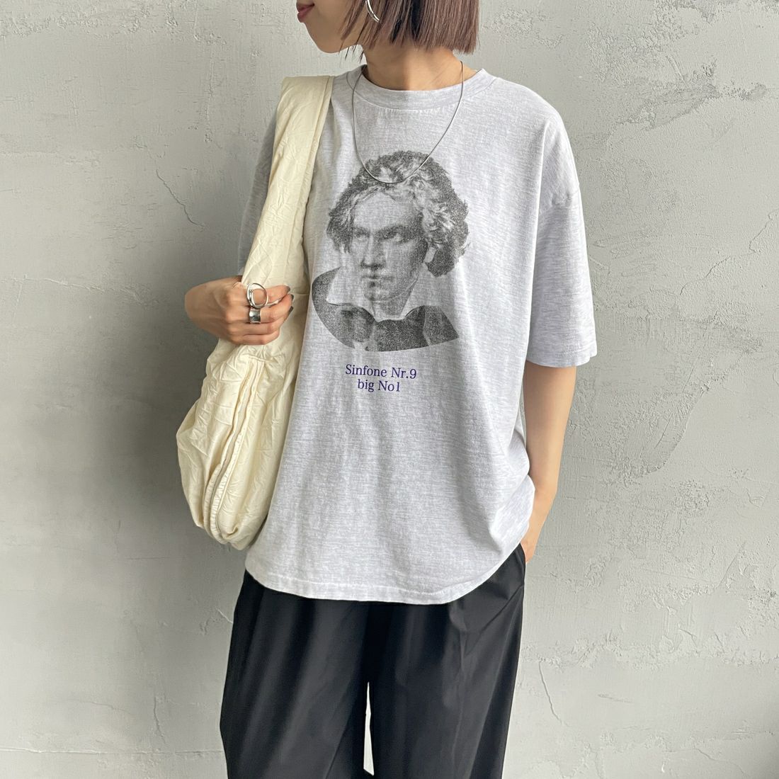 SCREEN STARS [スクリーンスターズ] 別注 コンポーザーズプリントTシャツ [2522-SSBTGRIN-JF] ASH &&モデル身長：159cm 着用サイズ：F&&