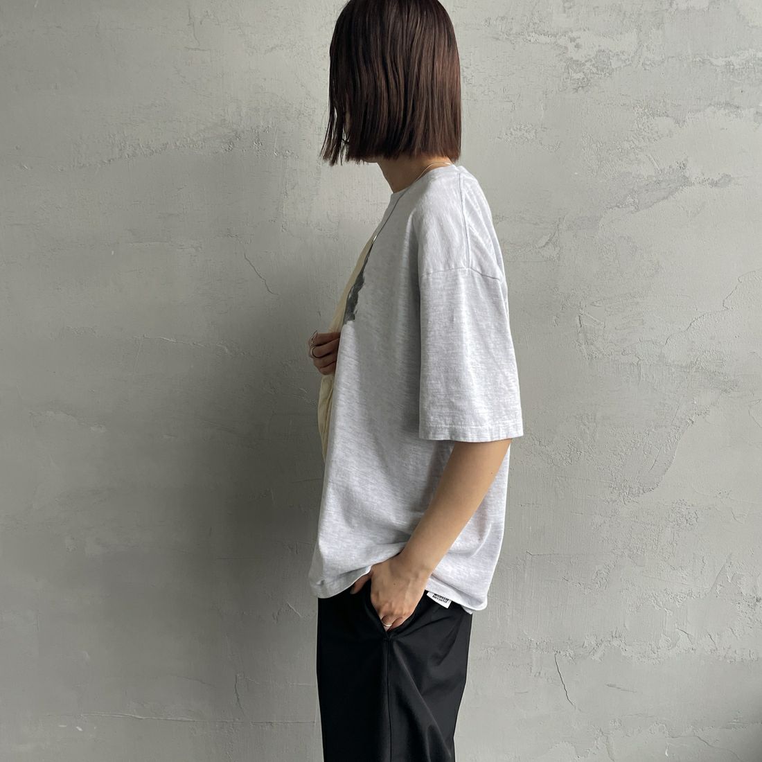 SCREEN STARS [スクリーンスターズ] 別注 コンポーザーズプリントTシャツ [2522-SSBTGRIN-JF] ASH &&モデル身長：159cm 着用サイズ：F&&