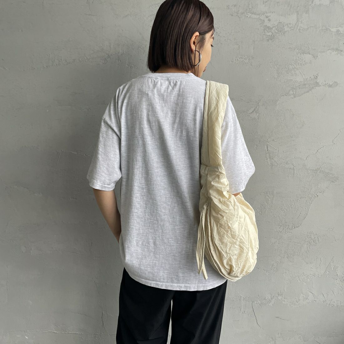 SCREEN STARS [スクリーンスターズ] 別注 コンポーザーズプリントTシャツ [2522-SSBTGRIN-JF] ASH &&モデル身長：159cm 着用サイズ：F&&
