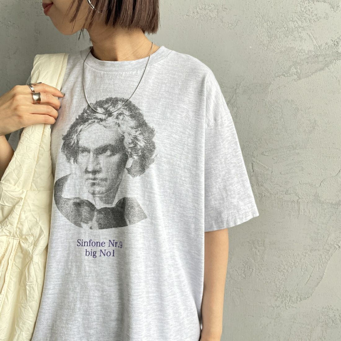 SCREEN STARS [スクリーンスターズ] 別注 コンポーザーズプリントTシャツ [2522-SSBTGRIN-JF] ASH &&モデル身長：159cm 着用サイズ：F&&