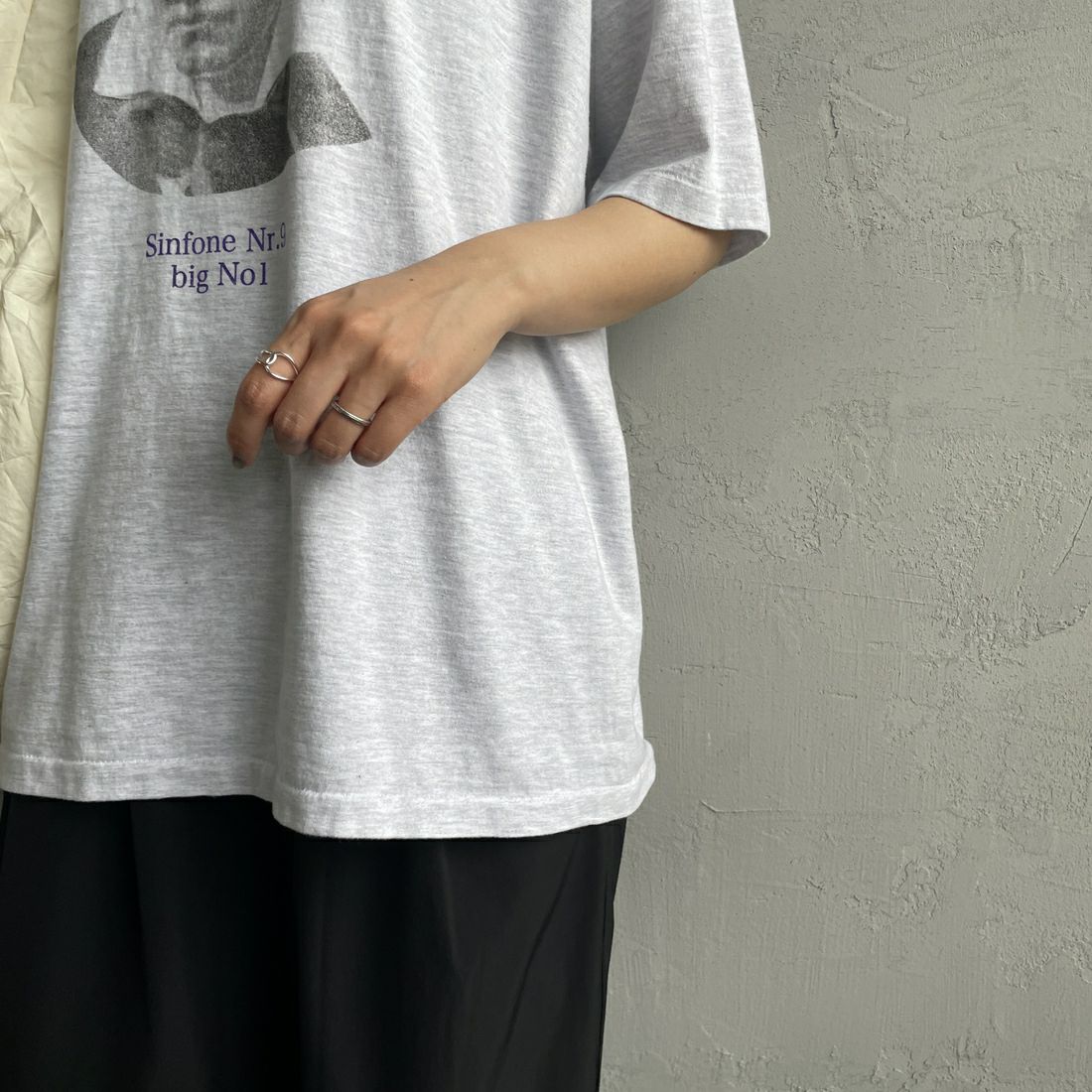 SCREEN STARS [スクリーンスターズ] 別注 コンポーザーズプリントTシャツ [2522-SSBTGRIN-JF] ASH &&モデル身長：159cm 着用サイズ：F&&