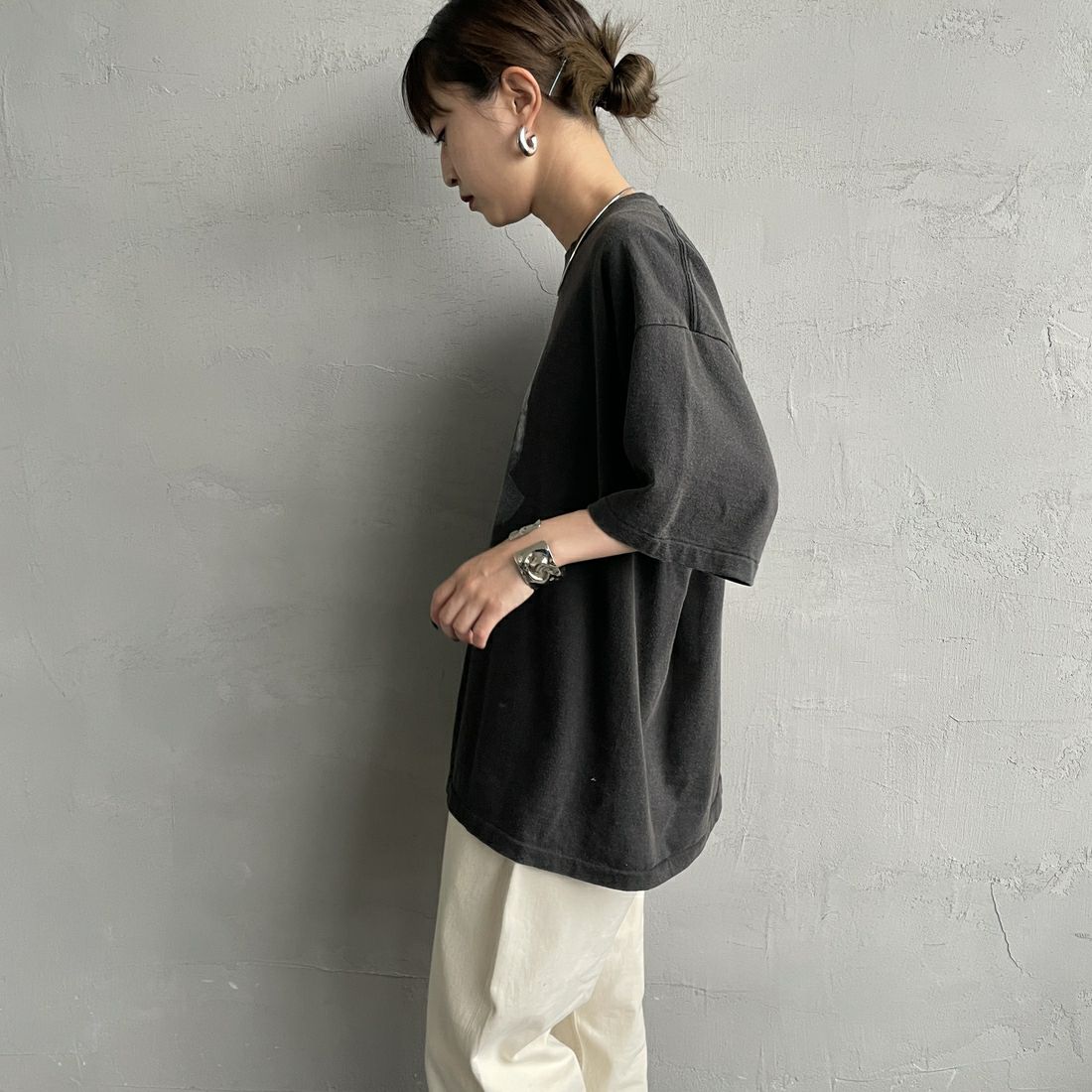 SCREEN STARS [スクリーンスターズ] 別注 コンポーザーズプリントTシャツ [2522-SSBTGRIN-JF] BLACK 1 &&モデル身長：150cm 着用サイズ：F&&