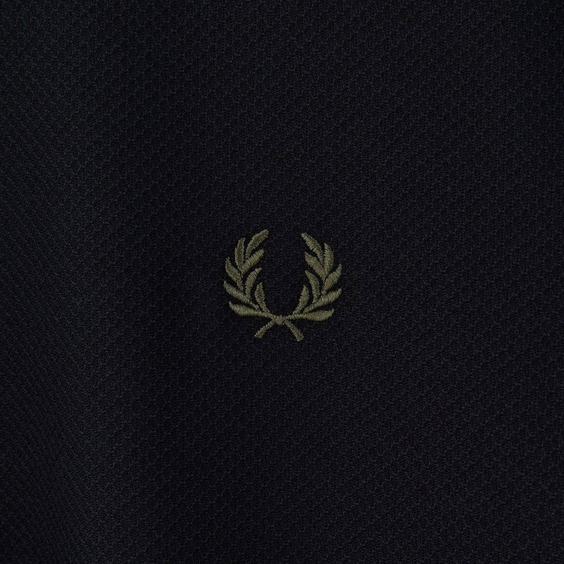 FRED PERRY [フレッドペリー] 袖ティップライン ワンポイント刺繍ロゴ 鹿の子Tシャツ [M4654] Y43 BLK/CR
