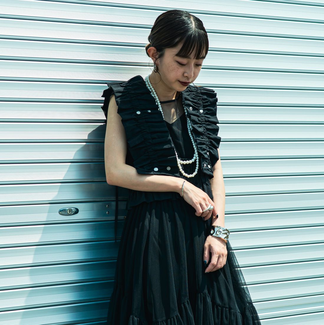 nenom [ネノム] マルチWAYギャザーフリルベスト [NE25132006] 09 BLACK &&モデル身長：150cm 着用サイズ：F&&