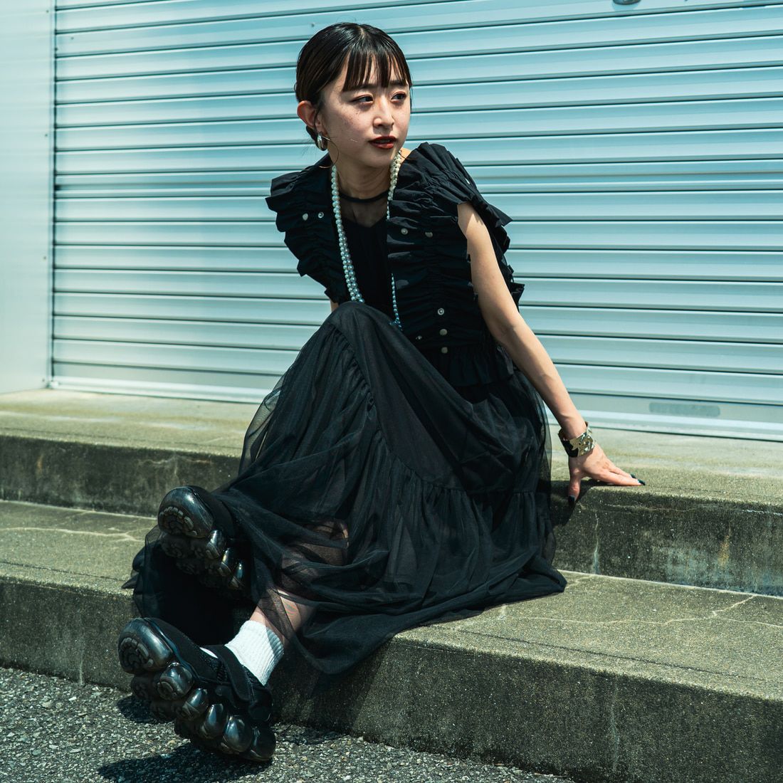 nenom [ネノム] マルチWAYギャザーフリルベスト [NE25132006] 09 BLACK &&モデル身長：150cm 着用サイズ：F&&