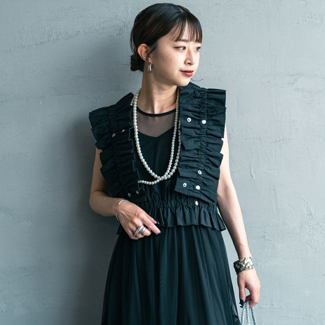 nenom [ネノム] マルチWAYギャザーフリルベスト [NE25132006] 09 BLACK &&モデル身長：150cm 着用サイズ：F&&