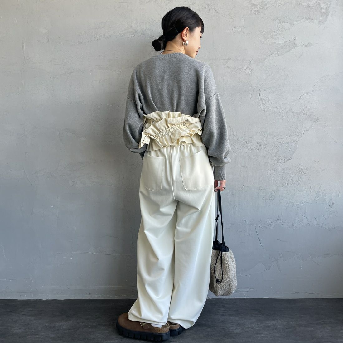 nenom [ネノム] マルチWAYギャザーフリルベスト [NE25132006] 02 OFF &&モデル身長：150cm 着用サイズ：F&&