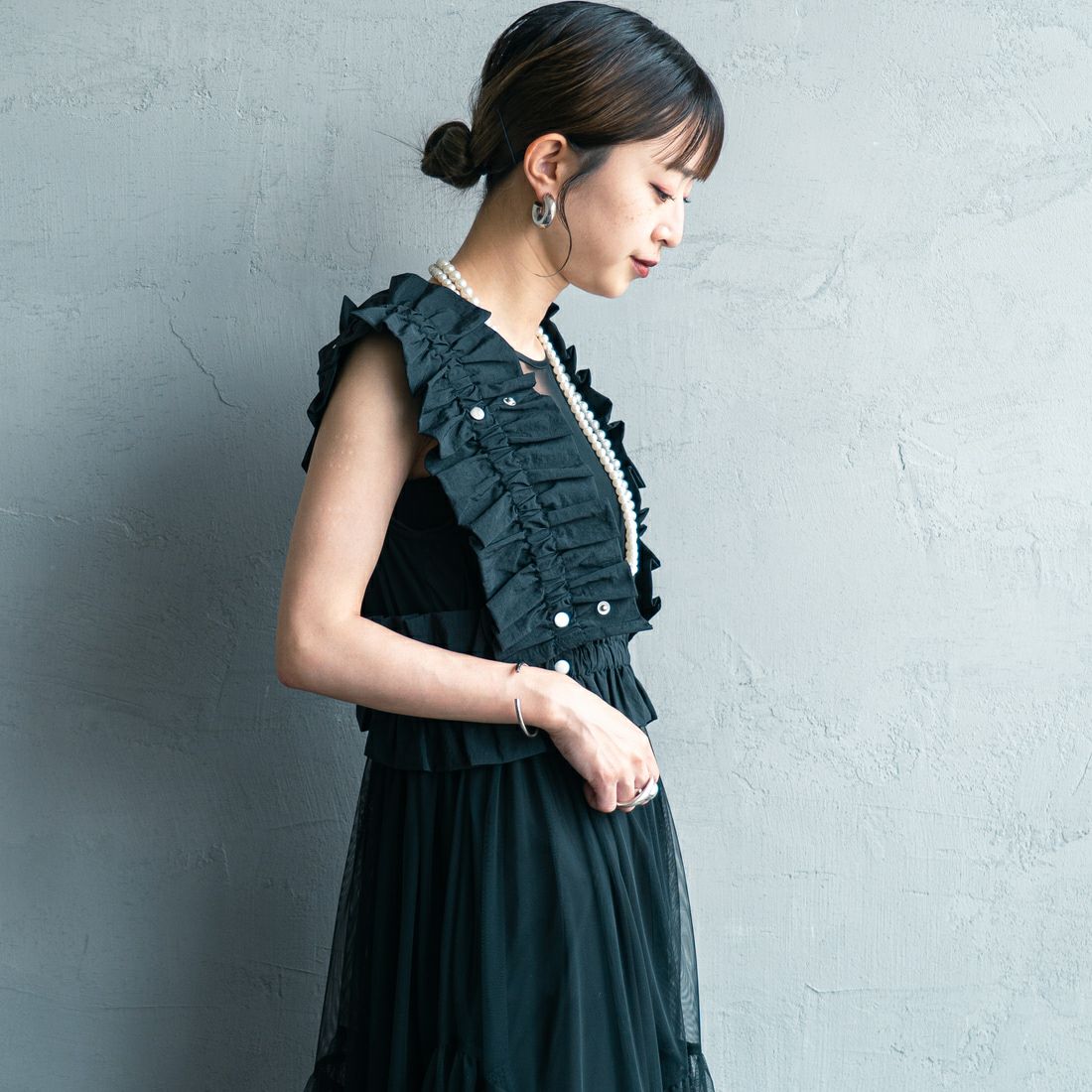 nenom [ネノム] マルチWAYギャザーフリルベスト [NE25132006] 09 BLACK &&モデル身長：150cm 着用サイズ：F&&