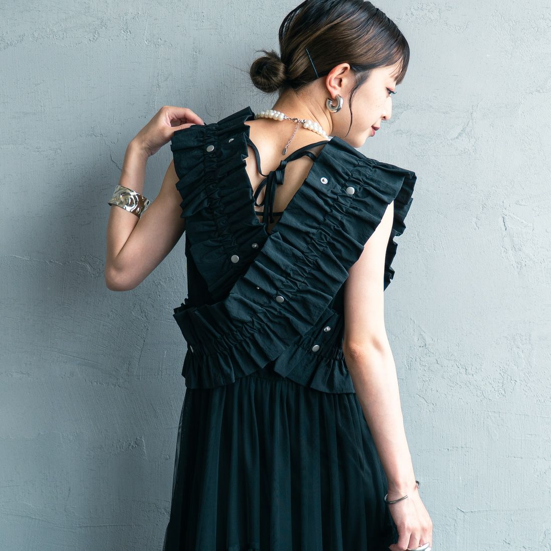 nenom [ネノム] マルチWAYギャザーフリルベスト [NE25132006] 09 BLACK &&モデル身長：150cm 着用サイズ：F&&