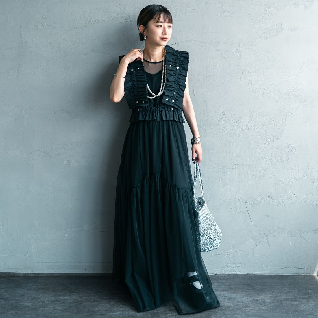 nenom [ネノム] マルチWAYギャザーフリルベスト [NE25132006] 09 BLACK &&モデル身長：150cm 着用サイズ：F&&