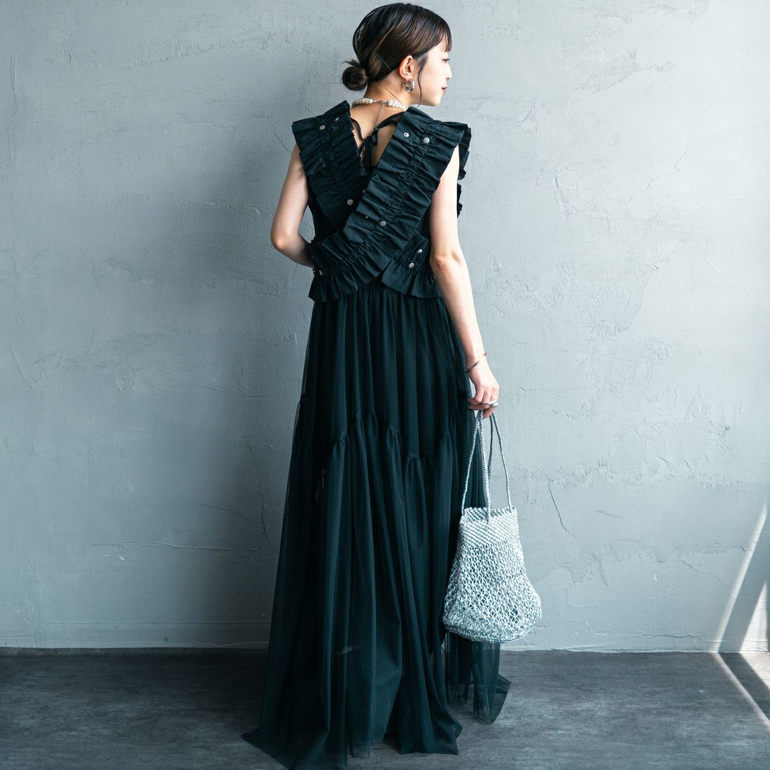 nenom [ネノム] マルチWAYギャザーフリルベスト [NE25132006] 09 BLACK &&モデル身長：150cm 着用サイズ：F&&