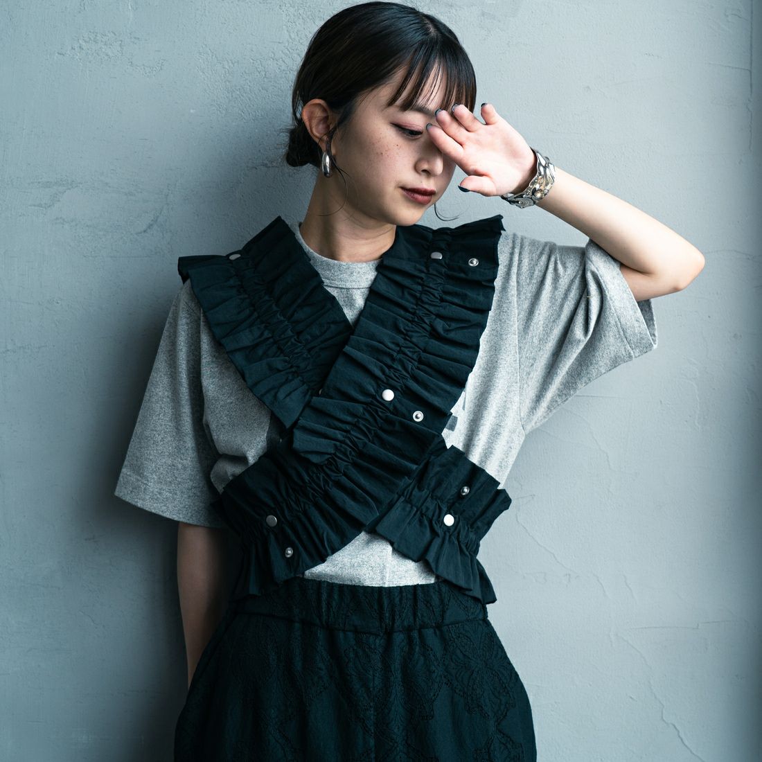 nenom [ネノム] マルチWAYギャザーフリルベスト [NE25132006] 09 BLACK &&モデル身長：150cm 着用サイズ：F&&
