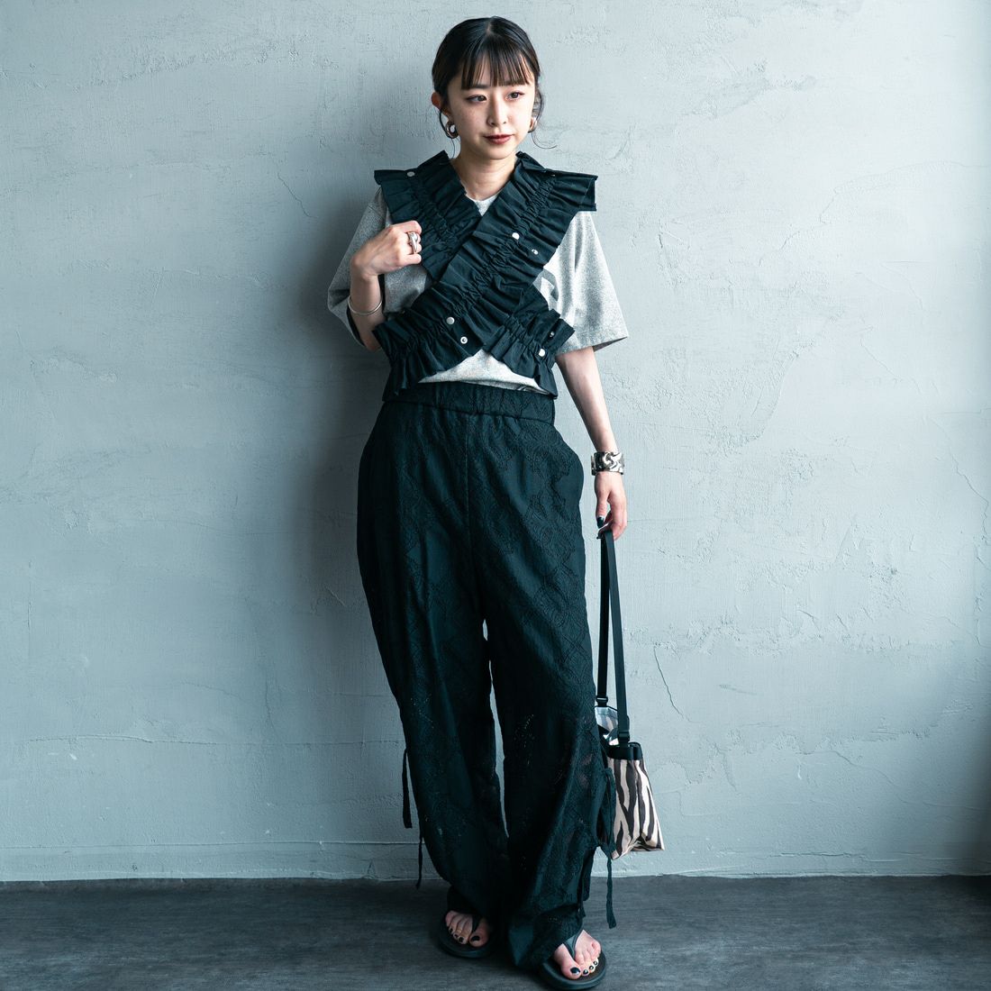 nenom [ネノム] マルチWAYギャザーフリルベスト [NE25132006] 09 BLACK &&モデル身長：150cm 着用サイズ：F&&