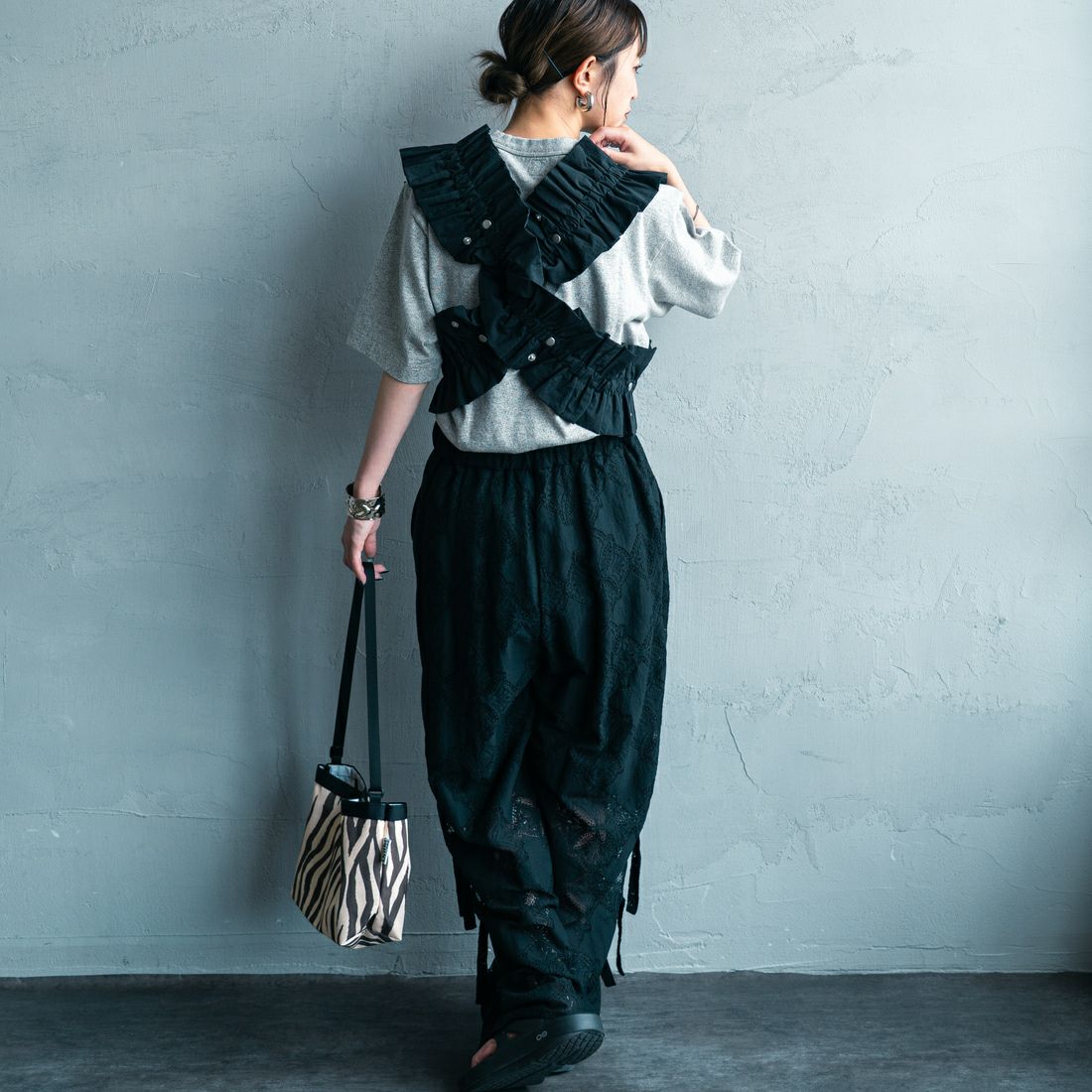 nenom [ネノム] マルチWAYギャザーフリルベスト [NE25132006] 09 BLACK &&モデル身長：150cm 着用サイズ：F&&
