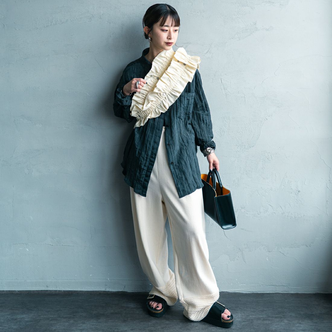 nenom [ネノム] マルチWAYギャザーフリルベスト [NE25132006] 02 OFF &&モデル身長：150cm 着用サイズ：F&&