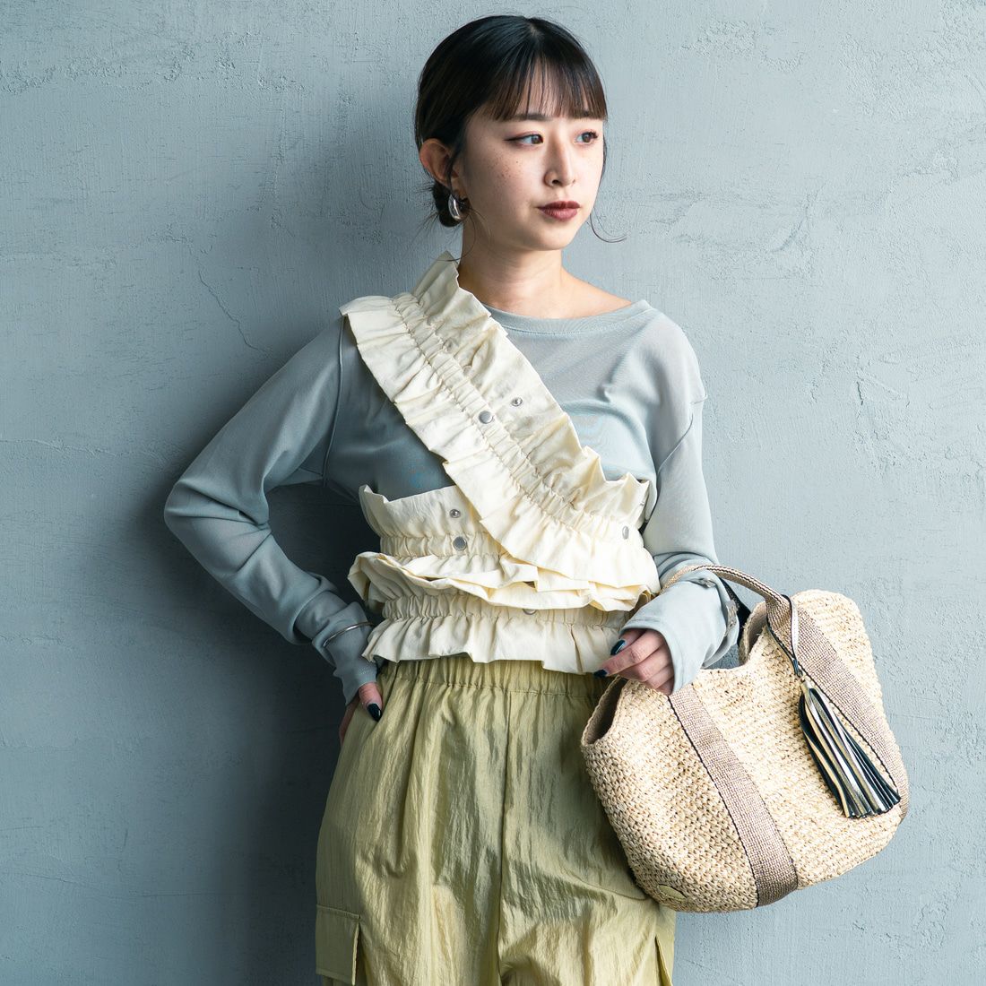 nenom [ネノム] マルチWAYギャザーフリルベスト [NE25132006] 02 OFF &&モデル身長：150cm 着用サイズ：F&&