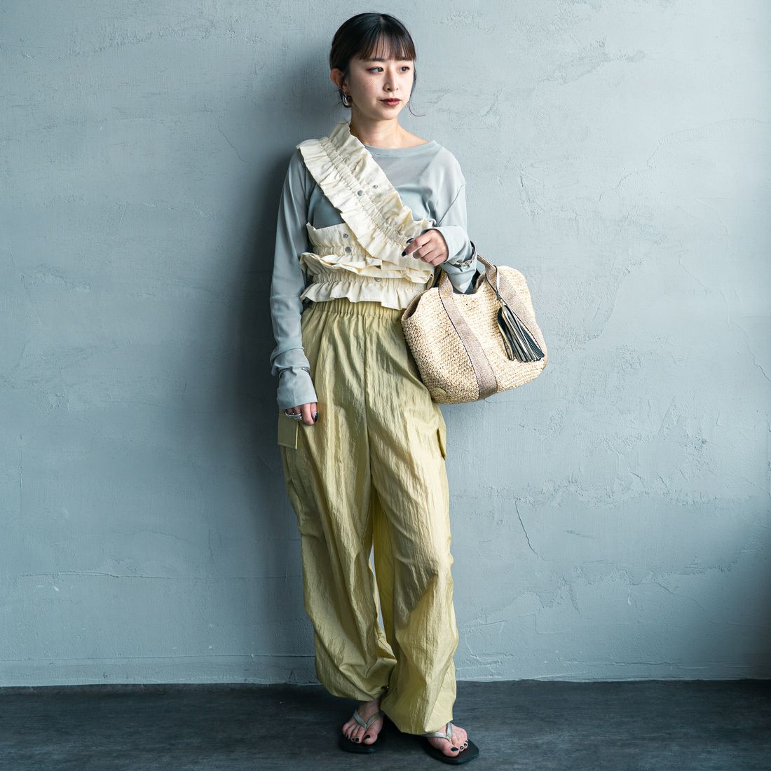 nenom [ネノム] マルチWAYギャザーフリルベスト [NE25132006] 02 OFF &&モデル身長：150cm 着用サイズ：F&&