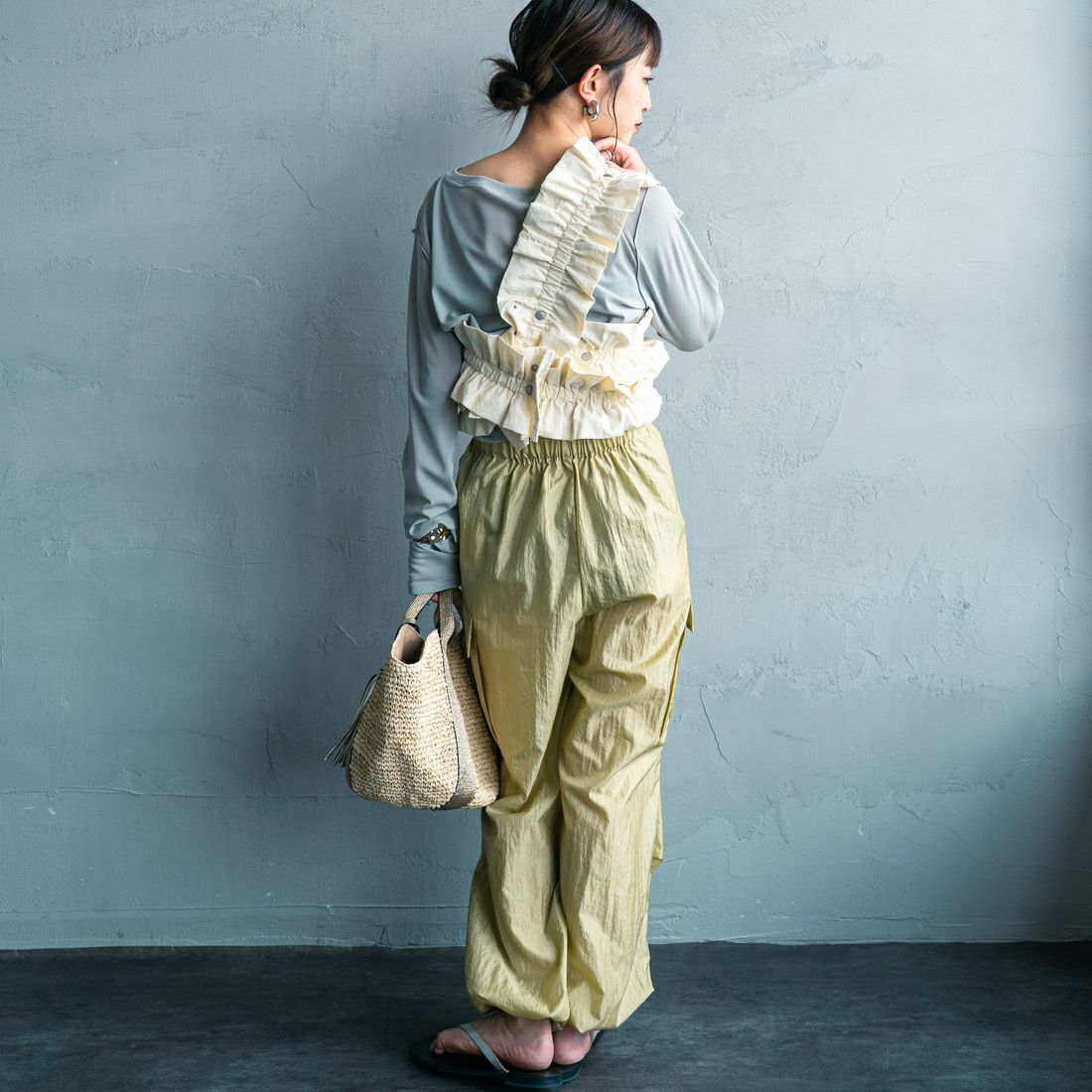 nenom [ネノム] マルチWAYギャザーフリルベスト [NE25132006] 02 OFF &&モデル身長：150cm 着用サイズ：F&&