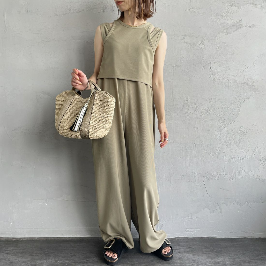 nenom [ネノム] マルチWAYレイヤードロンパース [NE25132005] 39 KHAKI &&モデル身長：158cm 着用サイズ：F&&