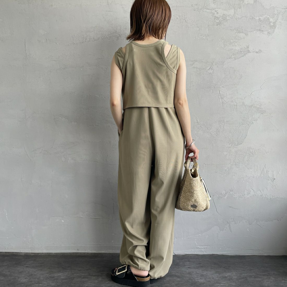 nenom [ネノム] マルチWAYレイヤードロンパース [NE25132005] 39 KHAKI &&モデル身長：158cm 着用サイズ：F&&